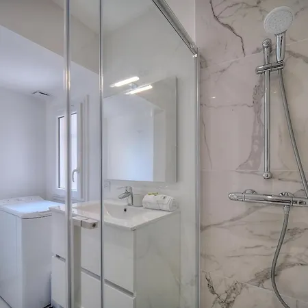 Immogroom - Spacious 3-room - Garage - Terrace - Air Conditioning Apartment